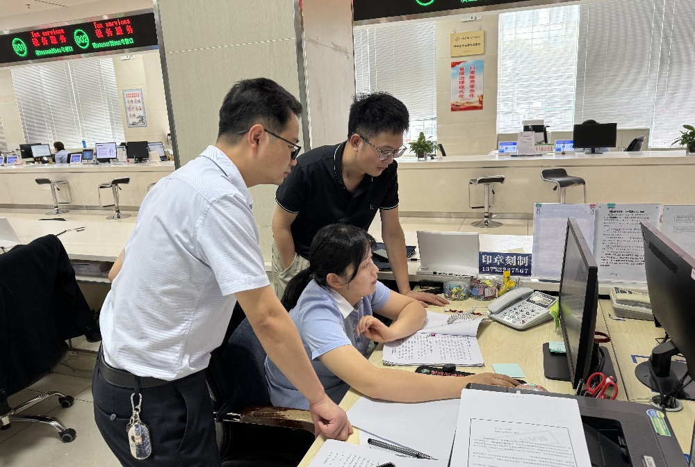 赴行政审批局、陕西国泰招标代理有限公司、岚皋县秦巴惠物流有限公司进行业务互换